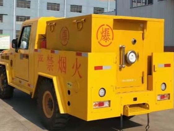 九湖镇凯龙爆破器材运输车：保障爆破任务的安全运行